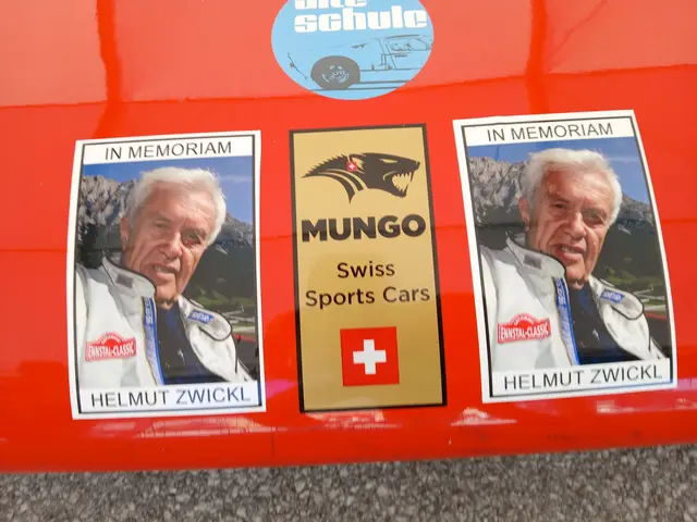 Aufkleber an den Teilnehmerfahrzeugen erinnerten an Helmut Zwickl | Foto: moto - foto