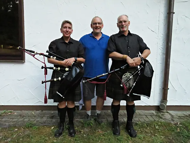 Das Dudelsack-Duo nahm Ully Zahn in ihre Mitte | Foto: Brigitte Melder