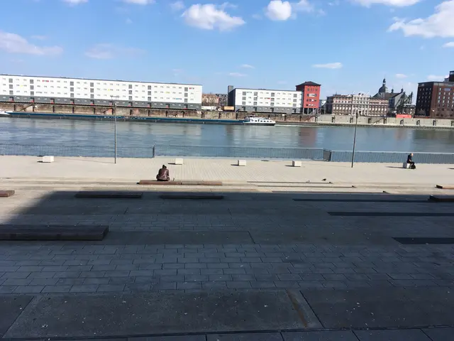 Orte mit Aufenthaltsqualität: Blick vom Rheinmarktgelände auf den Fluss, wo breite Treppen majestätisch hinunterführen. Auch von der Terrasse und dem Innenraum des benachbarten Lokals blickt man direkt auf den Rhein.  | Foto: Helmut van der Buchholz