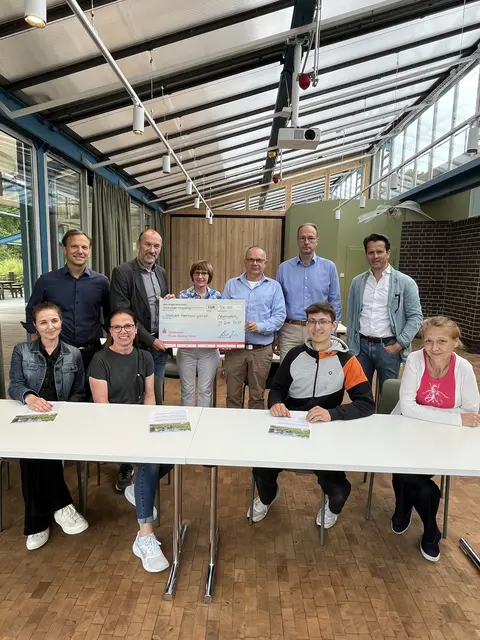 Förderkreis spendet für Grünes Klassenzimmer im Luisenpark, Hintere Reihe v.l.n.r.: Dr. Philipp Goldschmidt (Leiter Abteilung Bau/Stadtpark), Michael Schnellbach (Geschäftsführer Stadtpark), Christiane Haas (2. Vorsitzende Förderkreis Freunde des Luisenparks e.V.), Joachim Kurkowski (1. Vorsitzender Förderkreis Freunde des Luisenparks e.V.), Alexander Spieß (Schatzmeister Förderkreis), Moritz Ihling (Gärtnerischer Leiter Luisenpark und 2. Vorsitzender Förderkreis)
Vorne sitzend, v.l.n.r.: Katharina Kauer (Projektleiterin Team Bau Grünes Klassenzimmer), Grit Ernst Vincent Wörner, Ursula Jünger (alle drei Grüne Schule).
| Foto: Stadtpark Mannheim gemeinnützige GmbH