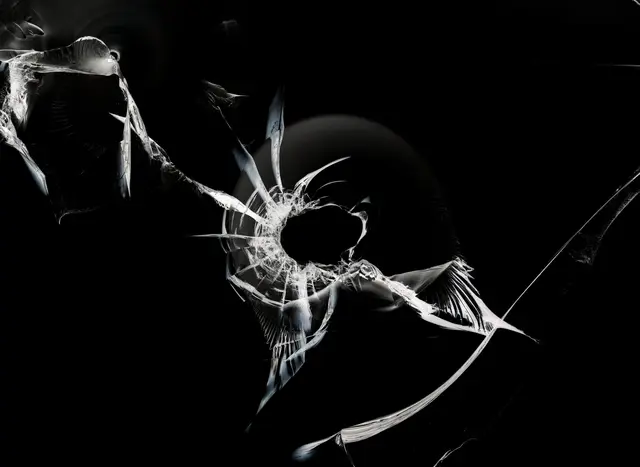 Bei der Nachschau stellte der Anwohner fest, dass die Verglasung seiner Haustür mit einem unbekannten Gegenstand eingeschlagen worden war (Symbolfoto) | Foto: Артур Ничипоренко/stock.adobe.com