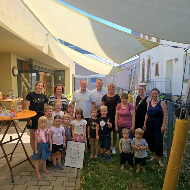 Mit einer kleinen Feier wurde das neue Sonnensegel gewürdigt | Foto: Gemeinde Haßloch