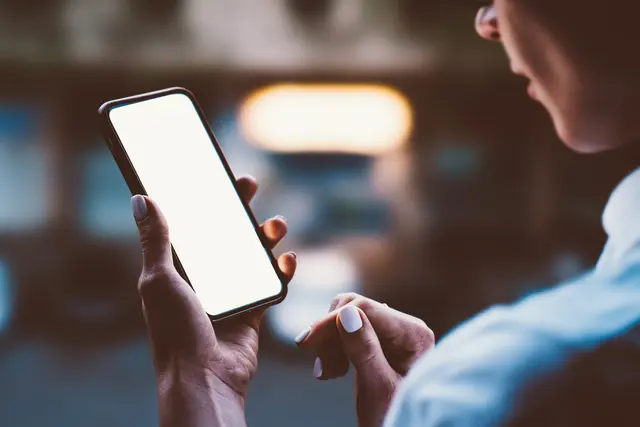 Die Frau wurde von einer unbekannten Person kontaktiert, die ihr empfahl, eine App zu installieren | Foto: BullRun/stock.adobe.com