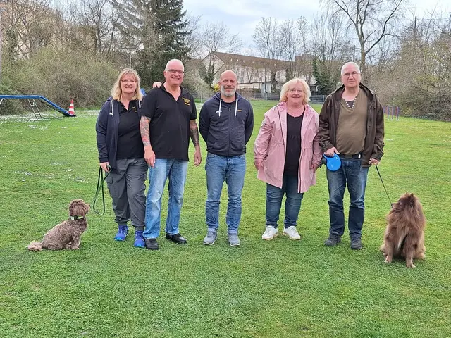 Der Vorstand :von links nach rechts:

Esther Lilienweiß     Trainingsleitung

Reiner Lilienweiß     2. Vorstand

Heiko Gärtner          1. Vorstand

Ingrid Held                Kassenwartin

Alexander Held         Schriftführer
 | Foto: Hundesportverein