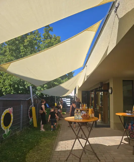 Die Kita Buntspechte in Haßloch freut sich über die neuen Schattenspender | Foto: Gemeinde Haßloch