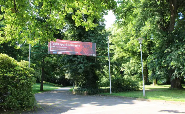 Der Haupteingang des Volksparks mit dem Hinweis auf die Freiluftkonzerte in  den Sommermonaten | Foto: Monika Klein