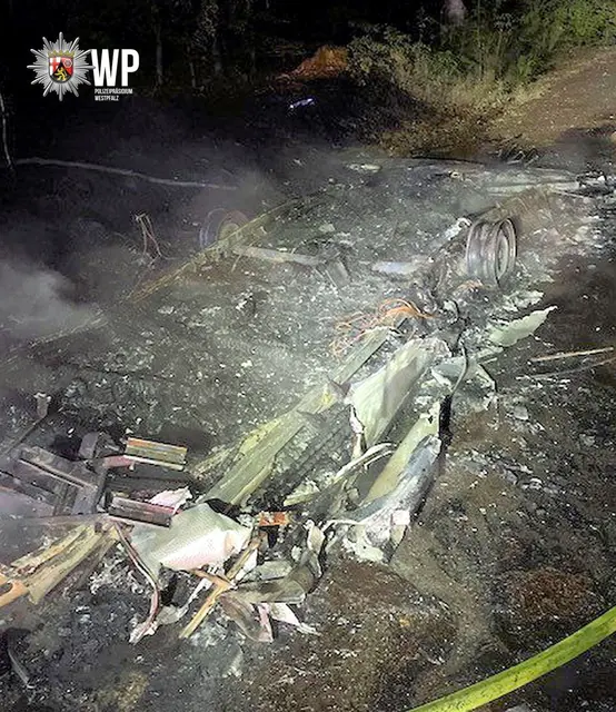 Von dem Wohnwagen ist nach dem Brand fast nichts mehr übrig | Foto: Polizeipräsidium Westpfalz