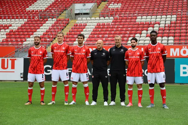 Das Trainer-Duo mit den Neuzugängen | Foto: Ralf Vester