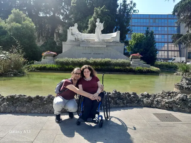Irene und Stephan vor einer Statue von Donizetti im Park der Unterstadt von Bergamo. Dieselbe Statue findet sich auch im Donizetti-Museum | Foto: Stephan Alberti-Riedl