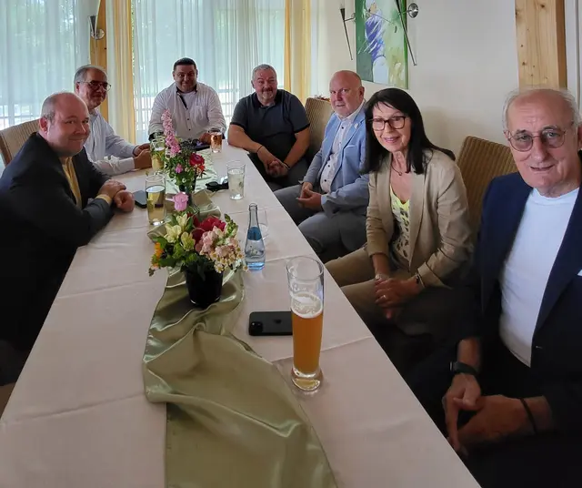 Prominente Gratulanten wie etwa der stellvertretende Vorsitzende des 1. FC Kaiserslautern, Wolfgang Erfurt (ganz rechts) überbrachten ihre Glückwünsche | Foto: GC Donnersberg