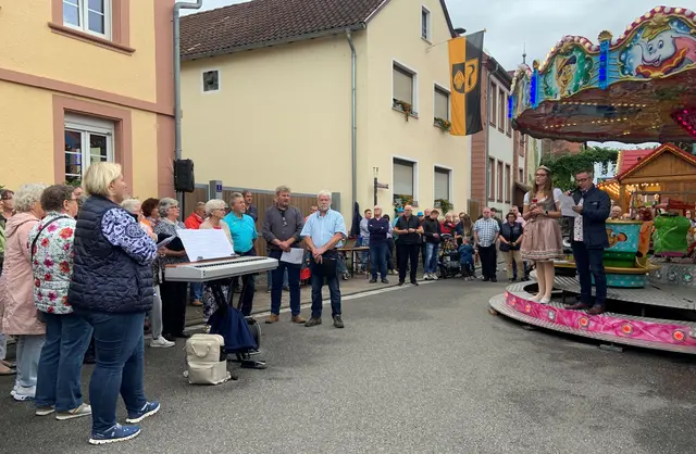 Eröffnung 2023. Bürgermeister Kropfinger mit Weinprinzessin an der Reitschul. Kerwe-Athmosphäre am Plätzel | Foto: Elena-Luisa Kropfinger