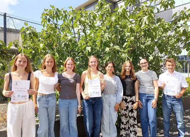 Von links nach rechts: Emily Beiling, Lina Heidt, Nina Dedeke, Lia Poth, Laetitia Riffel, Mariella Hans, Emily Knötzele, Rafael Hauer | Foto: HBG