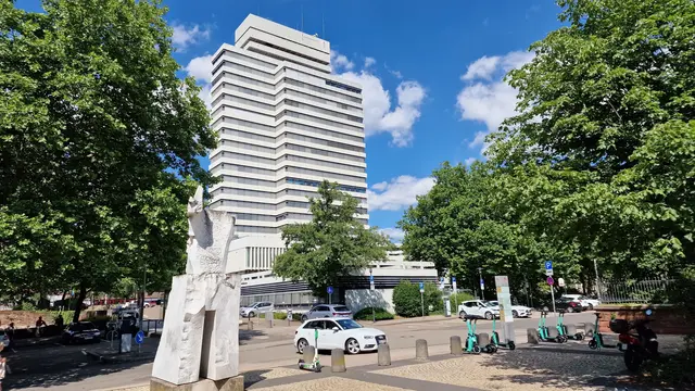 Nach eigenen Angaben traf das Opfer gegen 16.50 Uhr am Willy-Brandt-Platz zunächst auf eine ihm flüchtig bekannte Person | Foto: Ralf Vester