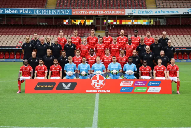 Das Mannschaftsfoto des 1. FC Kaiserslautern für die Saison 2025/2026: Obere Reihe (v.l.n.r.): Fabian Kobel (Rehatrainer), Lisa Eisel (Rehatrainerin), Leon Robinson (37), Jan Elvedi (33), Fabian Kunze (6), Maxwell Gyamfi (4), Jannis Heuer (24), Faride Alidou (48), Luca Sirch (31), Dr. Nils Veith (Mannschaftsarzt).
Zweite Reihe von oben (v.l.n.r.): Jimmy Lohberg (Leiter Athletik & Performance), Dennis Rudel (Torwartkoordinator), Sören Rittmeier (Torwarttrainer), Max Lieberknecht (Videoanalyst), Mika Haas (22), Mahir Emreli (10), Erik Wekesser (13), Afeez Aremu (23), Dominik Rudy (Physiotherapeut), Johannes Wekesser (Physiotherapeut), Christian Frank (Physiotherapeut).
Dritte Reihe von oben (v.l.n.r.): Torsten Lieberknecht (Cheftrainer), Carsten Rump (Co-Trainer), Niklas Martin (Co-Trainer), Florian Kleinhansl (3), Dickson Abiama (27), Daniel Hanslik (19), Kenny Prince Redondo (11), Matthias Neumann (Leiter Lizenzspielerabteilung), Daniel Lewandowski (Teammanager), Bernd Fiedler (Zeugwart).
Untere Reihe (v.l.n.r.): Richmond Tachie (29), Semih Sahin (8), Simon Asta (2), Fabian Heck (28), Avdo Spahic (30), Julian Krahl (1), Simon Simoni (25), Enis Kamga (40), Frank Ronstadt (17), Tobias Raschl (20), Marlon Ritter (7).
Es fehlen: Dr. Claudia Thaler (Mannschaftsärztin), Ivan Prtajin (9). | Foto: Ralf Vester
