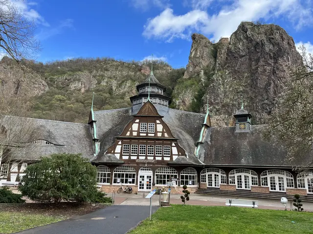 Kurmittelhaus in Bad Münster am Stein-Ebernburg mit dem dahinterliegenden Rheingrafenstein  | Foto: Arno Mohr 