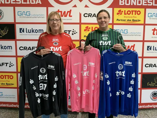 Die fünf neuen Eulen-Trikots können im Eulen-Fanshop bestellt werden | Foto: Michael Sonnick