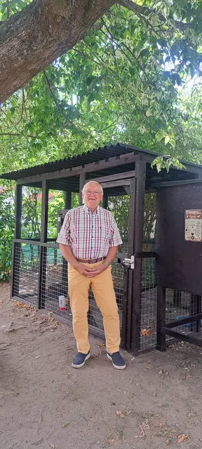 Der stolze Bernd Johann, einzigartig in seiner Gemeinde: Ein Hühnerstall in einer Kita! | Foto: Nicole Peschke