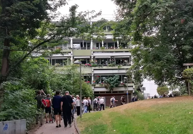 Eine Besonderheit des Quartiers sind die grünen Höfe sowie die großen Balkone | Foto: Julia Glöckner