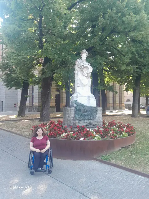 Irene vor einer Statue im Park der Unterstadt von Bergamo | Foto: Stephan Alberti-Riedl