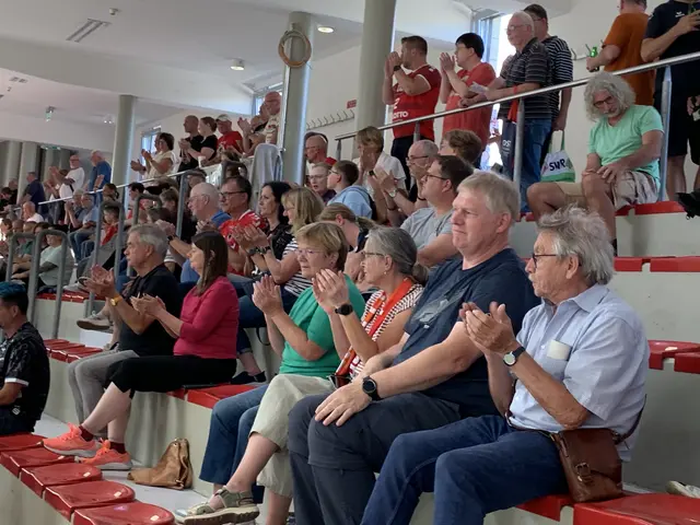 Ca. 250 Eulen-Fans schauten in der Halle zu | Foto: Michael Sonnick