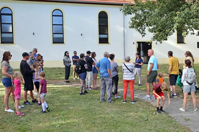 Das Foto entstand bei einer englischsprachigen Führung im Sommer 2024 am Kolumbarium in Ramstein. | Foto: Stefan Layes