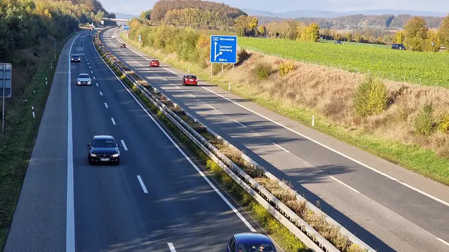 Der Transporter war aus Richtung Kaiserslautern in Fahrtrichtung Mainz unterwegs, als er bei Winnweiler plötzlich auf die Schubkarre prallte | Foto: Ralf Vester