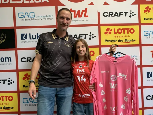 Eulen-Fan Nele mit ihrem Papa | Foto: Michael Sonnick