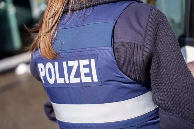 Die Einsatzkräfte der Polizei verfolgten die Jugendlichen und stellten die Gruppe in einer Wohnung | Foto: Kim Rileit