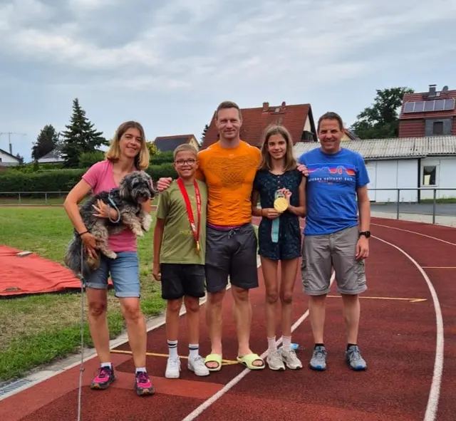 Familie Birkmeyer/Malinak inkl. Hund "Carl" im Stadion in Pirma | Foto: Markus Malinak