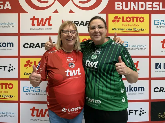 Das neue Heimtrikot der Eulen in rot und das grüne Auswärtstrikot | Foto: Michael Sonnick