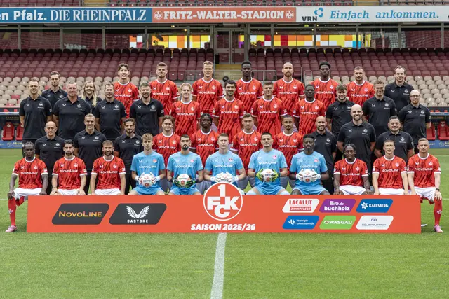 Das Mannschaftsfoto des 1. FC Kaiserslautern für die Saison 2025/2026: Obere Reihe (v.l.n.r.): Fabian Kobel (Rehatrainer), Lisa Eisel (Rehatrainerin), Leon Robinson (37), Jan Elvedi (33), Fabian Kunze (6), Maxwell Gyamfi (4), Jannis Heuer (24), Faride Alidou (48), Luca Sirch (31), Dr. Nils Veith (Mannschaftsarzt).
Zweite Reihe von oben (v.l.n.r.): Jimmy Lohberg (Leiter Athletik &amp; Performance), Dennis Rudel (Torwartkoordinator), Sören Rittmeier (Torwarttrainer), Max Lieberknecht (Videoanalyst), Mika Haas (22), Mahir Emreli (10), Erik Wekesser (13), Afeez Aremu (23), Dominik Rudy (Physiotherapeut), Johannes Wekesser (Physiotherapeut), Christian Frank (Physiotherapeut).
Dritte Reihe von oben (v.l.n.r.): Torsten Lieberknecht (Cheftrainer), Carsten Rump (Co-Trainer), Niklas Martin (Co-Trainer), Florian Kleinhansl (3), Dickson Abiama (27), Daniel Hanslik (19), Kenny Prince Redondo (11), Matthias Neumann (Leiter Lizenzspielerabteilung), Daniel Lewandowski (Teammanager), Bernd Fiedler (Zeugwart).
Untere Reihe (v.l.n.r.): Richmond Tachie (29), Semih Sahin (8), Simon Asta (2), Fabian Heck (28), Avdo Spahic (30), Julian Krahl (1), Simon Simoni (25), Enis Kamga (40), Frank Ronstadt (17), Tobias Raschl (20), Marlon Ritter (7).
Es fehlen: Dr. Claudia Thaler (Mannschaftsärztin), Ivan Prtajin (9). | Foto: Ralf Vester