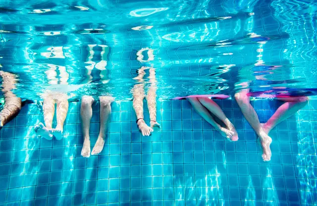 Ein Besuch im Schwimmbad soll Spaß machen. Kommt es zu Übergriffen und sexueller Belästigung, sollte das Badpersonal informiert werden | Foto: Rawpixel.com/stock.adobe.com