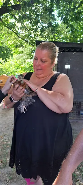 Dani Wunderlich mit einem kleinen Huhn | Foto: Nicole Peschke