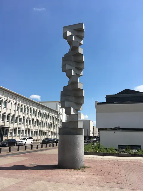 Kunstwerk neben dem Hack-Museum | Foto: Helmut van der Buchholz
