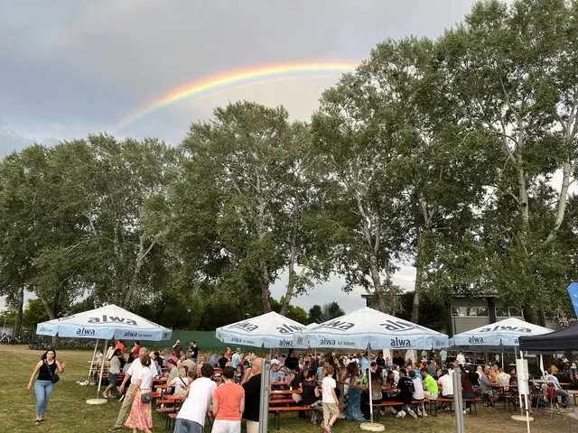 Fest unter einem guten Stern, oder besser Regenbogen | Foto: Aljoscha Kertesz
