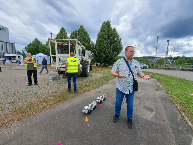 Erläutert das Vorgehen: Uwe Baaske (vorne rechts), Projektleiter Geothermie von den SWK. Im Hintergrund ist ein Vibro-Truck zu sehen | Foto: Monika Klein