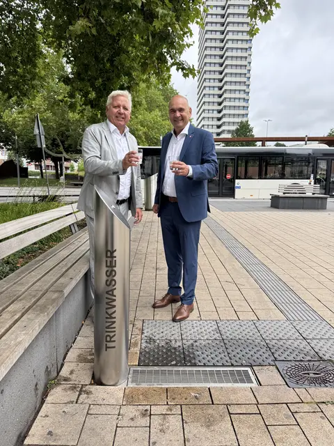 Am neuen Trinkbrunnen: Bernd Bohn von den SWK (links) und Bürgermeister Manfred Schulz | Foto: SWK/gratis