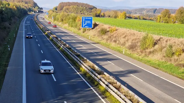 Zwischen den Anschlussstellen Sembach und Göllheim hat sich am Donnerstagmorgen ein zeitweise bis zu acht Kilometer langer Stau gebildet | Foto: Ralf Vester