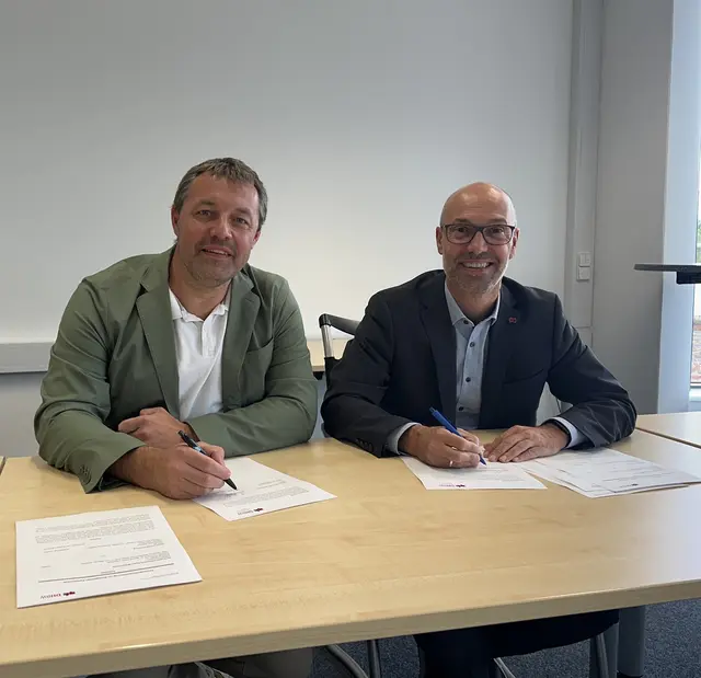 v.l.: Markus Senger, Teamleiter Ausbildung Walldorf, SAP SE, und Prof. Dr.-Ing. Stephan Schenkel, Rektor der DHBW Karlsruhe, unterzeichnen die Kooperationsvereinbarung zur strategischen Zusammenarbeit der DHBW Karlsruhe und der SAP SE | Foto: Bildrechte: DHBW KA//DI
