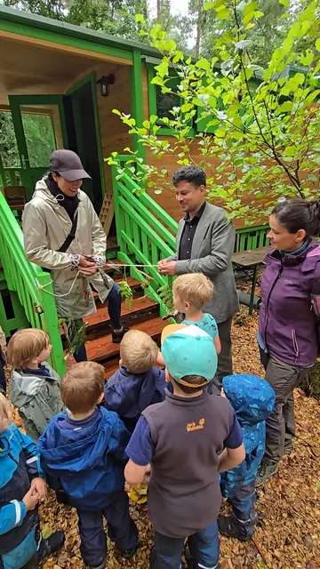 Bei der Einweihung der neuen Bauwagen für die "Siegelbacher Waldmäuse": Jugenddezernentin Anja Pfeiffer (von links) mit Bau- und Zoodezernent Manuel Steinbrenner und Kita-Kindern | Foto: Stadt KL/gratis