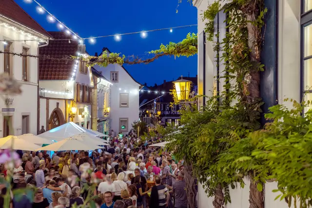 Die Weinkerwe verwandelt Deidesheim in ein lebendiges Zentrum aus Genuss, Geselligkeit und Kultur | Foto: Tourist-Info Deidesheim