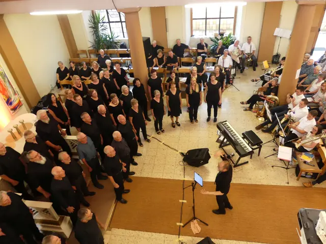 Der Gesangverein Unteröwisheim (vorne) mit seinem Dirigenten Florian Schwabenland; im Hintergrund der Kirchenchor | Foto: martin stock