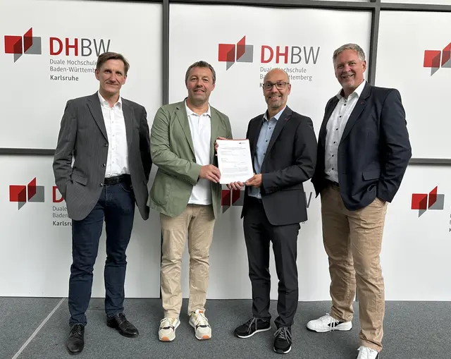v.l.n.r.: Prof. Dr. Sebastian Ritterbusch, Markus Senger, Prof. Dr.-Ing. Stephan Schenkel und Prof. Dr. Roland Küstermann sind stolz auf die unterzeichnete Kooperationsvereinbarung zwischen der DHBW Karlsruhe und der SAP SE. | Foto: Bildrechte: DHBW KA//DI