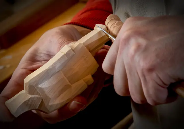 Unter anderem präsentiert ein Drechsler sein Können | Foto: Fotostudio Gerth/stock.adobe.com