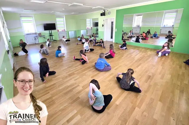 Die Trainerin Kati Kleemann mit einer HipHop-Gruppe im grünen Saal beim Warm-Up | Foto: Lothar Röhricht