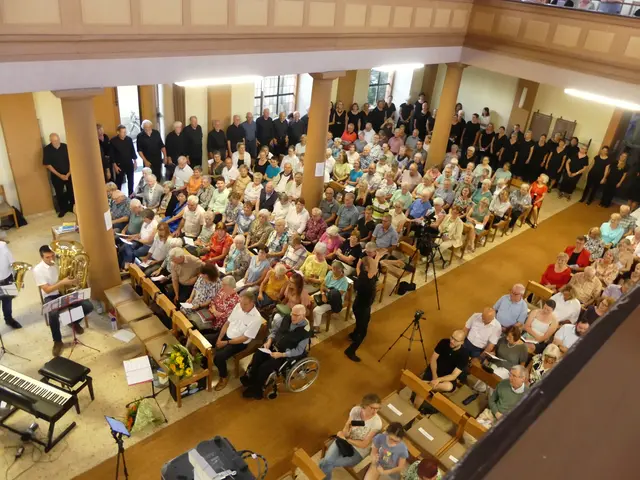 Beim Finale des Kirchenkonzertes stand der Posaunenchor im Altarraum und die Sängerinnen und Sänger positionierten sich im großen Rund des Kirchenschiffes – nur so hatten die rund 100 Mitwirkenden zusammen Platz in der Kreuzkirche für den gemeinsamen Schlusskanon mit dem Publikum, schwungvoll dirigiert von Florian Schwabenland. | Foto: martin stock