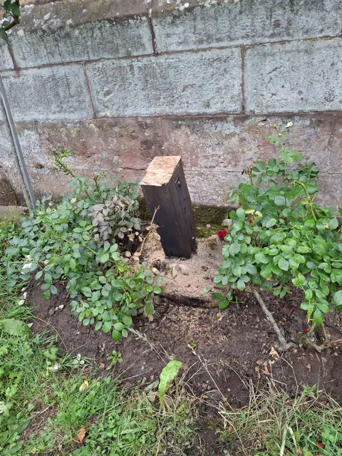 An dieser Stelle stand über ein Jahrhundert lang das Missionskreuz vor der St.-Valentinuskirche – zurückgeblieben ist nur der sauber abgesägte Pfosten im Blumenbeet. Die Polizei geht von einer gezielten Tat aus und bittet um Hinweise aus der Bevölkerung. | Foto: Richard Roschel