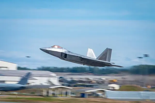 Ein US-Kampfjet vom Typ F-22 Raptor hebt mit hoher Geschwindigkeit ab – bei bestimmten Flugmanövern kann dabei die Schallmauer durchbrochen werden. Symbolbild – Aufnahme zeigt eine Übung auf einem US-Stützpunkt.
| Foto: Air Force/Hunter Hites