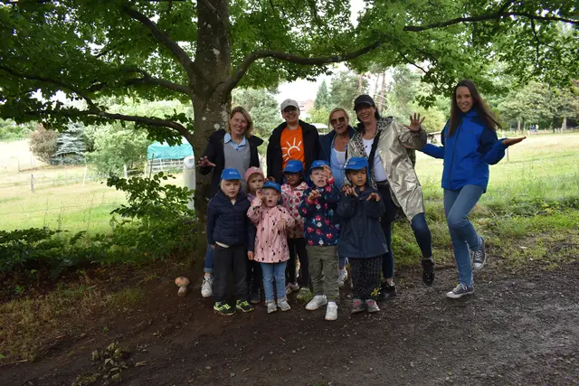Haben die Bewegungssteine ausgelegt: Swetlana Schick (v. l.), Sandra Faß, Kita-Leiterin Susanne Christmann, Jugenddezernentin Anja Pfeiffer, Katie Kozan und Kita-Kinder der Villa Winzig | Foto: Stadt KL/gratis