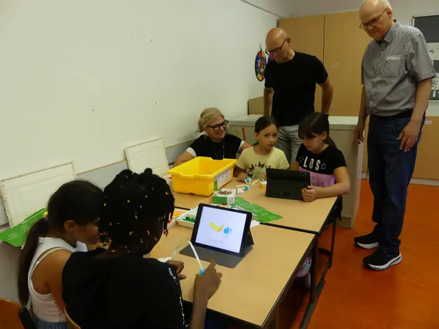  Liane Blank, Steffen Heil und Gilbert Bürk (v.l.) schauen den jungen Programmiererinnen über die Schulter | Foto: martin stock